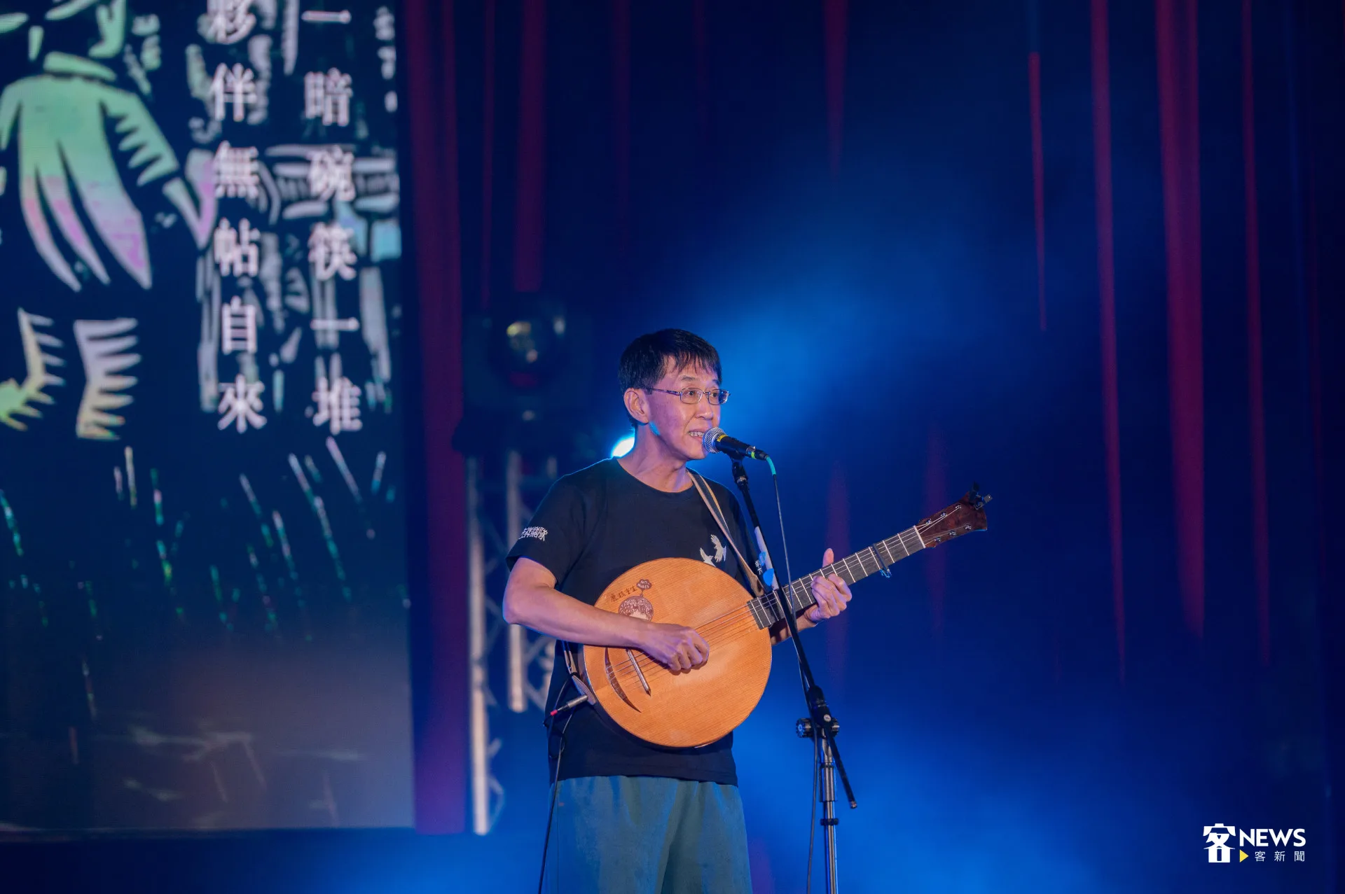 林生祥音樂近日突然遭中國下架。圖為林生祥在美濃愛鄉三十紀念餐會演唱。客新聞資料照