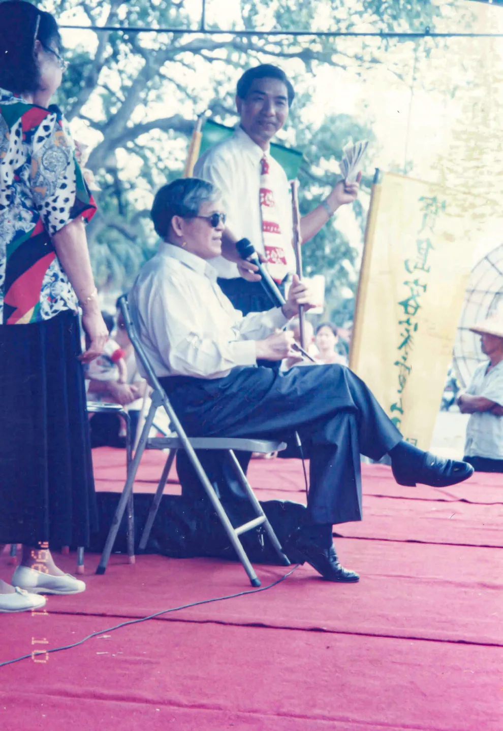 財團法人寶島客家廣播電台設台基金募款說明會現場。這一刻,鄉親們捐出的不只是錢,而是對母語的信念、對文化的情感、對未來的託付。1996,新埔義民廟,楊國鑫攝