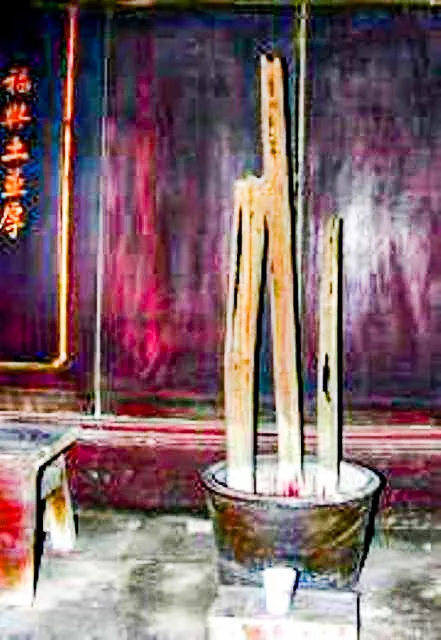 直到今日,北埔新姜祖厝仍供奉那幾根扁擔,逢年過節以全雞祭祀,尊稱為——「佈施爺」。陳權欣攝