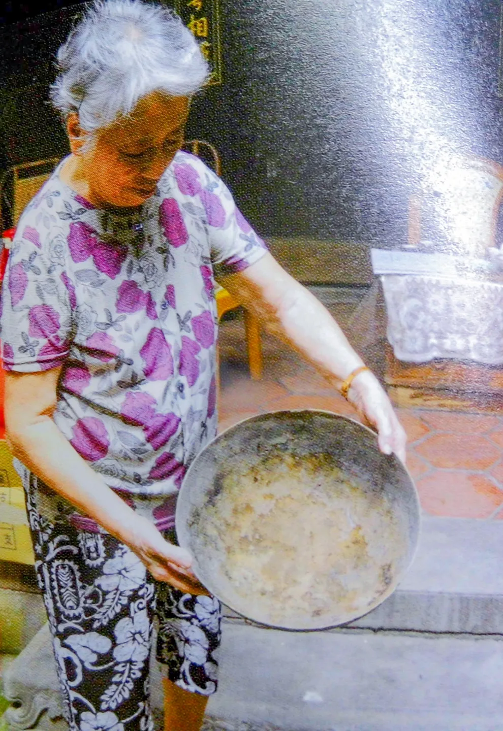 姜良明母親曾拿出一口老銅鍋——那是日治時期她們家族曾用來熬煮鴉片出售的器具。照片新姜家族提供