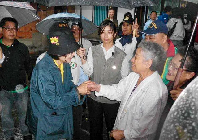 跟小英總統握手者就是姜良明的媽媽。陳權欣攝