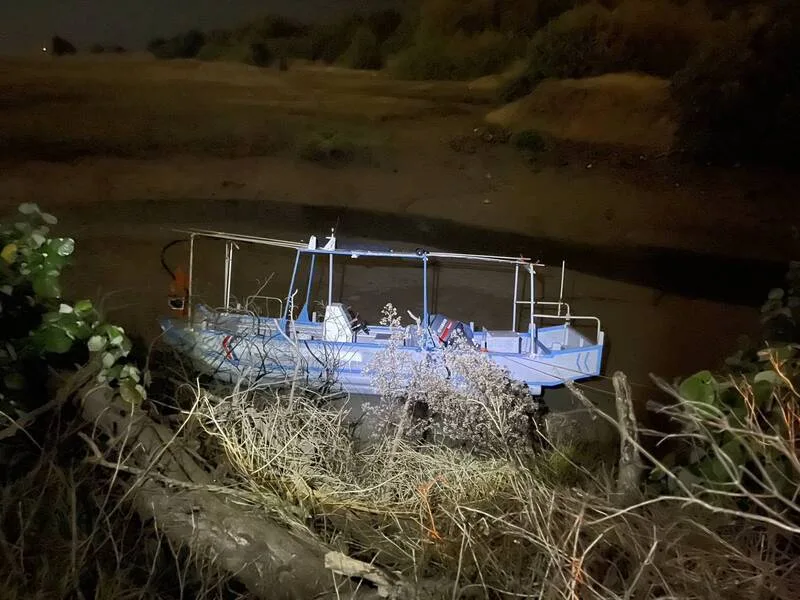 苗栗竹南龍鳳漁港一艘膠筏6日凌晨遭竊賊以吊車載運偷走,船主報警並經友人協助上網發文協尋,當天在新竹新月沙灣尋獲。民眾提供