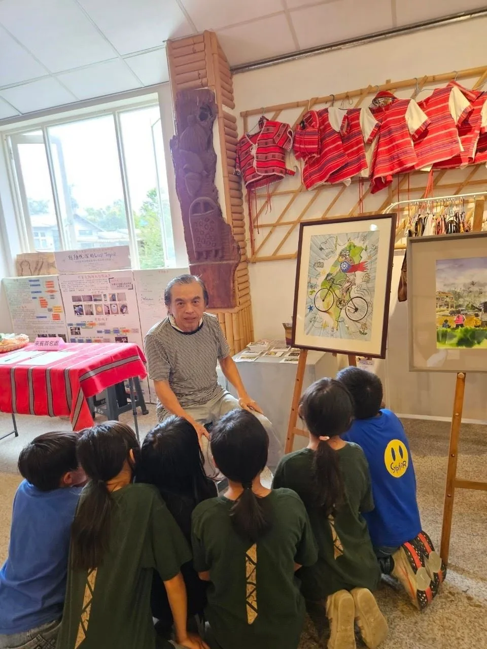 新竹縣尖石鄉新光國小透過多元藝術課程,培養原鄉學童的創作能力與美感素養。竹縣府提供