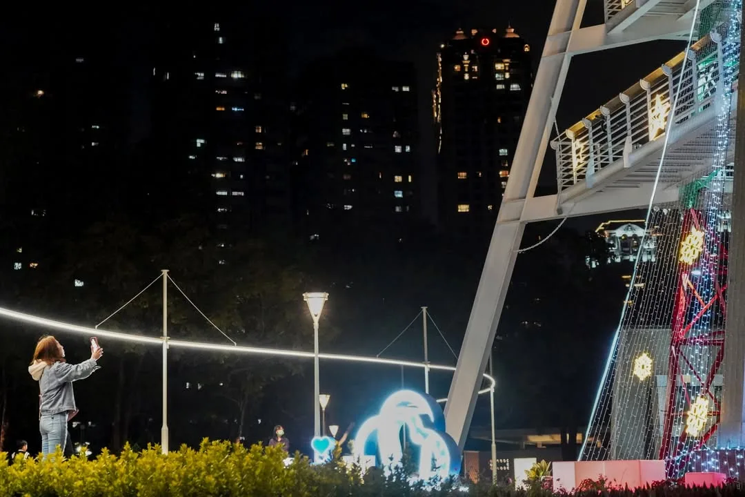 光之塔搭配七彩燈飾,成為民眾拍照打卡景點。取自Instagram@kaohsiung_city