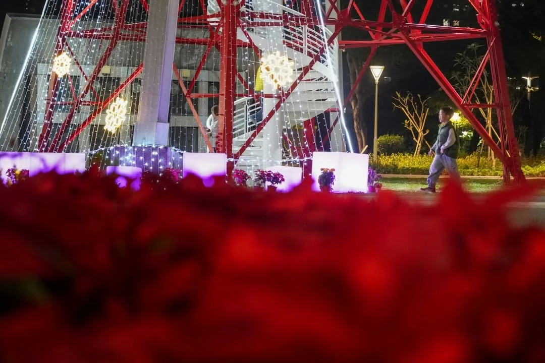 光之塔搭配七彩燈飾,成為民眾拍照打卡景點。取自Instagram@kaohsiung_city