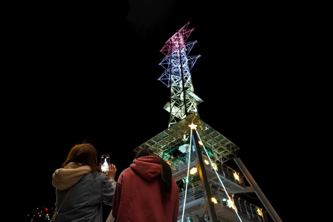 光之塔搭配七彩燈飾,成為民眾拍照打卡景點。取自Instagram@kaohsiung_city