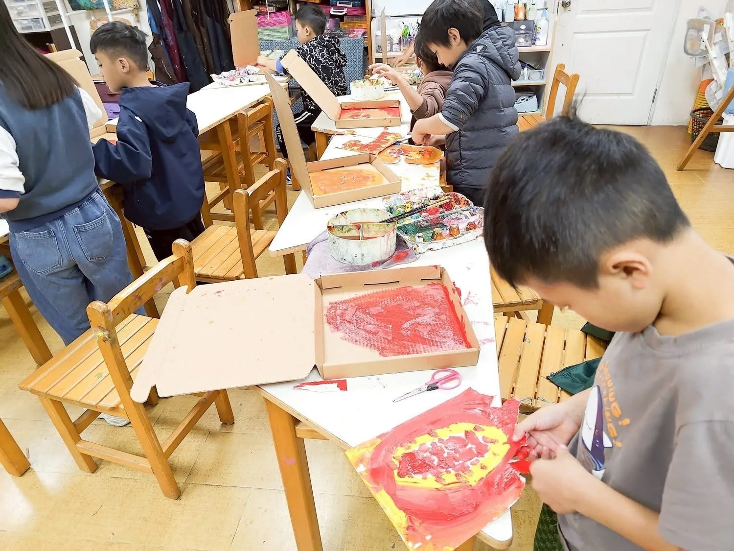 新光國小藝術成果展呈現學生多元創作,展現學習歷程與成長。竹縣府提供