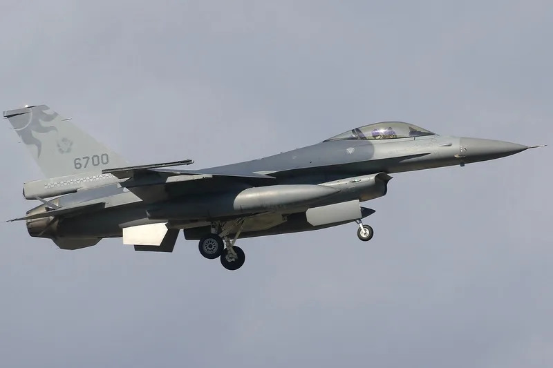 空軍司令部6日發布新聞稿表示,花蓮基地一架F-16V(blk20)單座戰機(機號6700),晚間由飛行官辛姓上尉駕機起飛執行例行性訓練任務,於花蓮縣豐濱鄉東面10浬疑跳傘,空軍成立應變中心搜尋。讀者阿昌提供
