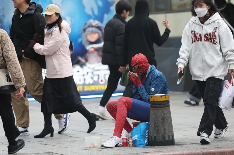 氣象署發布低溫特報,7、8日兩天強烈大陸冷氣團及輻射冷卻影響,7日清晨至晚間西半部、宜蘭、金門等17縣市注意攝氏10度以下低溫。街頭藝人裝扮成蜘蛛人在西門町街頭表演。中央社