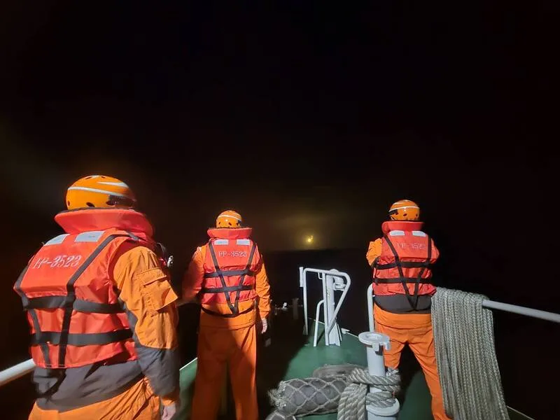 空軍辛柏毅上尉駕駛F-16V單座戰機,6日晚間於花蓮縣豐濱鄉東面10浬疑跳傘。海巡署於第一時間調派各任務海域艦艇並加派增援,目前共動員3艦、6艇,並與空中能量緊密配合,全力投入救援行動。海巡署提供