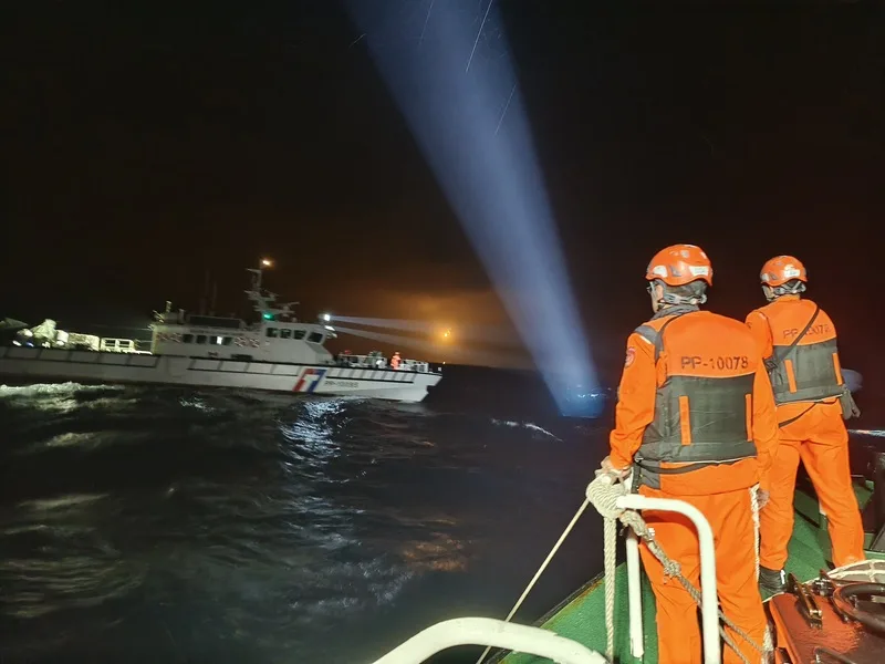 空軍辛柏毅上尉駕駛F-16V單座戰機,6日晚間於花蓮縣豐濱鄉東面10浬疑跳傘。海巡署於第一時間調派各任務海域艦艇並加派增援,目前共動員3艦、6艇,並與空中能量緊密配合,全力投入救援行動。海巡署提供