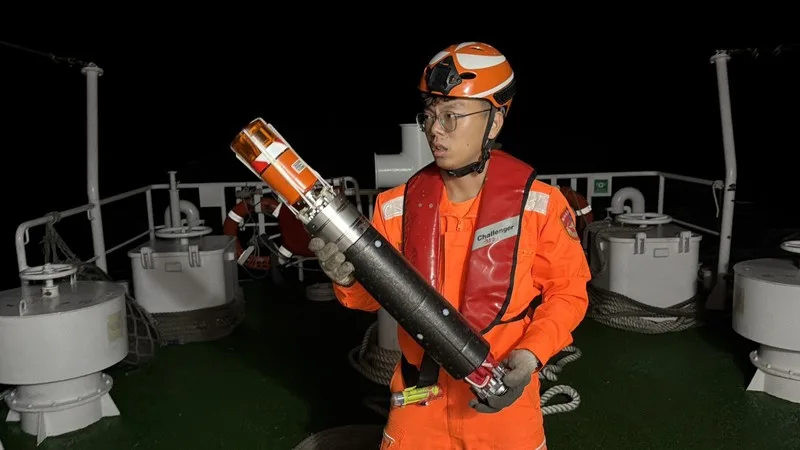 空軍辛柏毅上尉駕駛F-16V單座戰機,6日晚間於花蓮縣豐濱鄉東面10浬疑跳傘。海巡動員3艦、6艇與國防部等單位全力救援中,海巡人員施放海難測流浮標(SLDMB)。海巡署提供