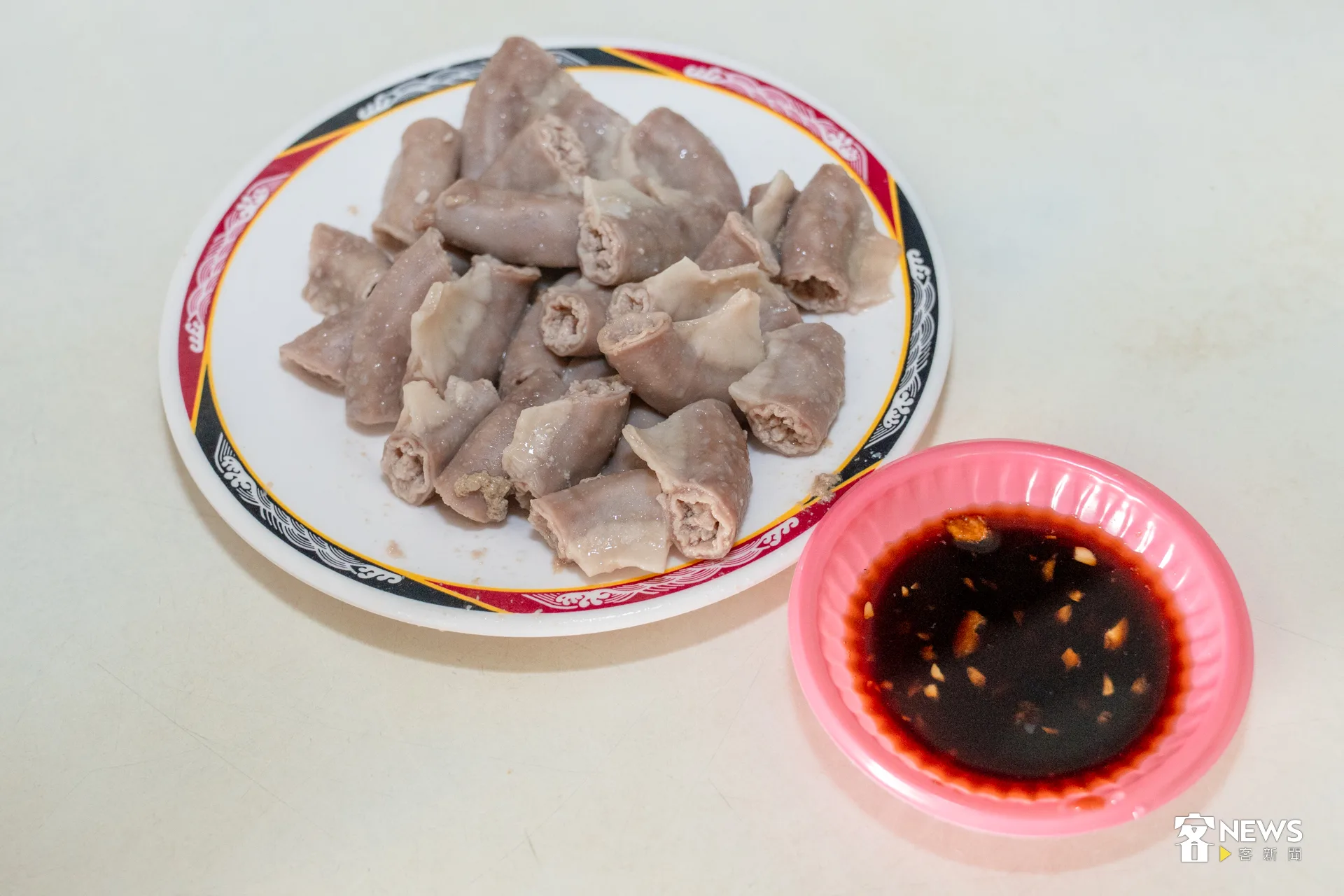 「粉腸」口感柔軟中帶彈性，淋上店家特調的醬油白醋蒜醬，酸香不嗆。洪藝晅攝
