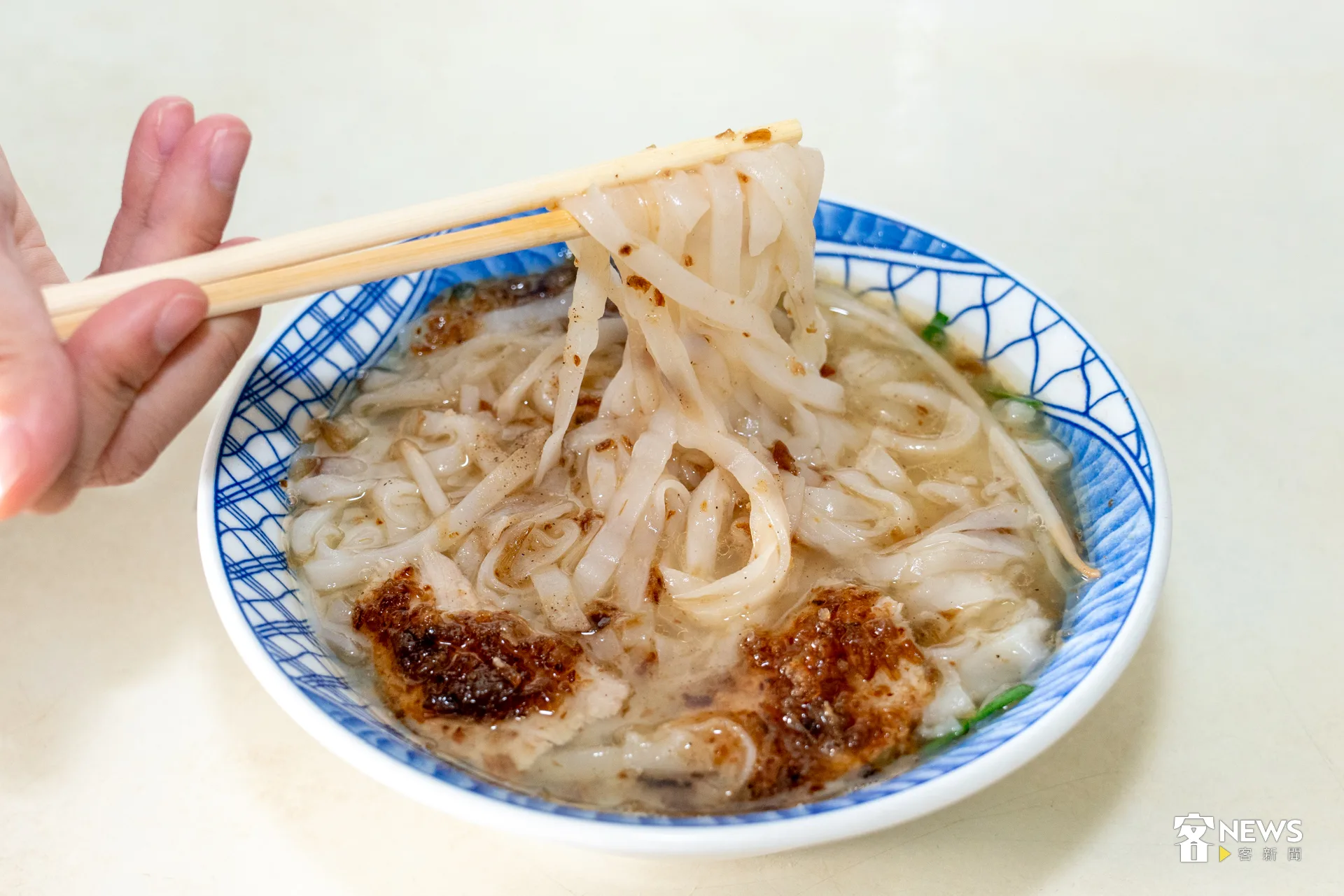 「阿城粄條」的人氣「湯粄條」味道溫潤清爽。洪藝晅攝