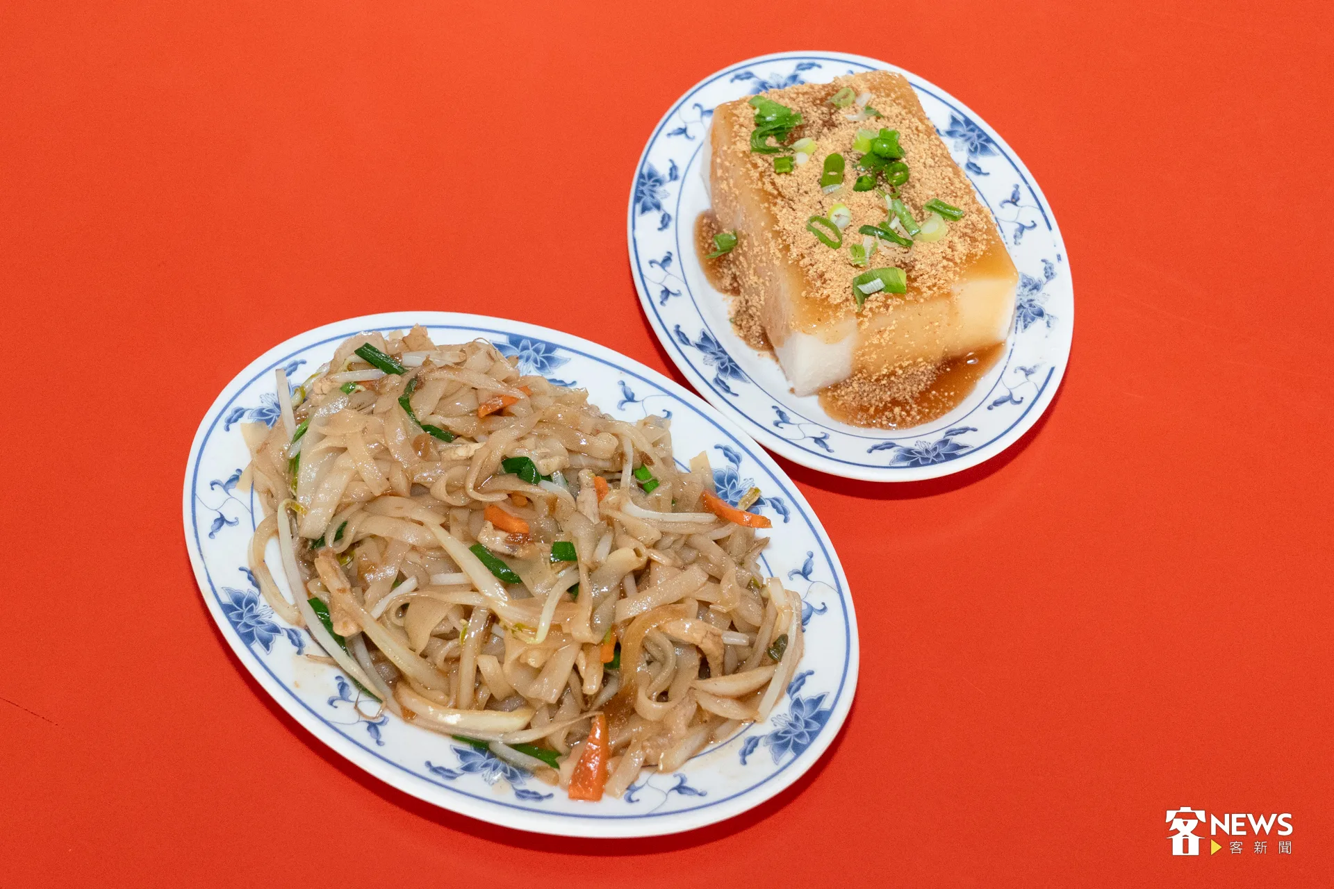 店內招牌「炒粄條」肉絲、紅蘿蔔、韭菜、豆芽與洋蔥超豐富，搭上冰涼爽口的「花生豆腐」。洪藝晅攝