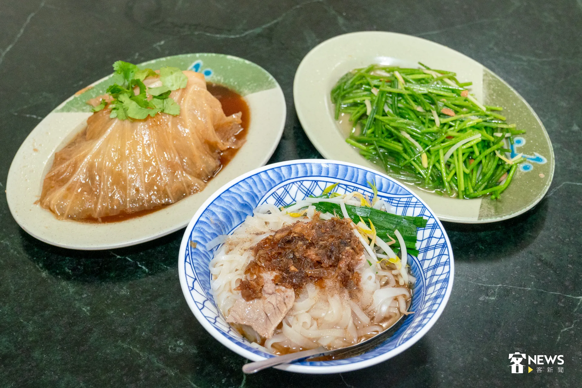 除了粄條，店內的「高麗菜封」香氣醇厚、「炒野蓮」爽脆唰嘴也不能錯過。洪藝晅攝