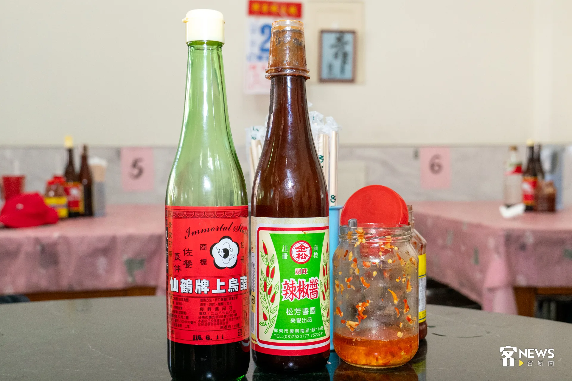 在地人推薦的吃法，加上烏醋、辣椒或是豆瓣醬，更能凸顯粄條的油香。洪藝晅攝