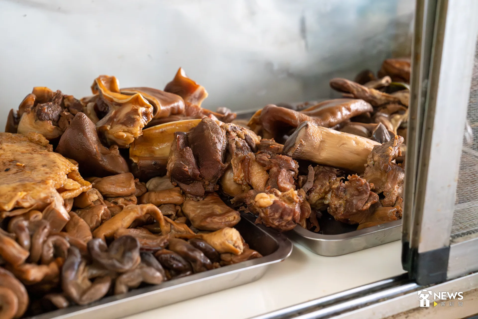 一踏入店內就被琳琅滿目的滷味吸引，打開櫃門陣陣香氣撲鼻而來。洪藝晅攝