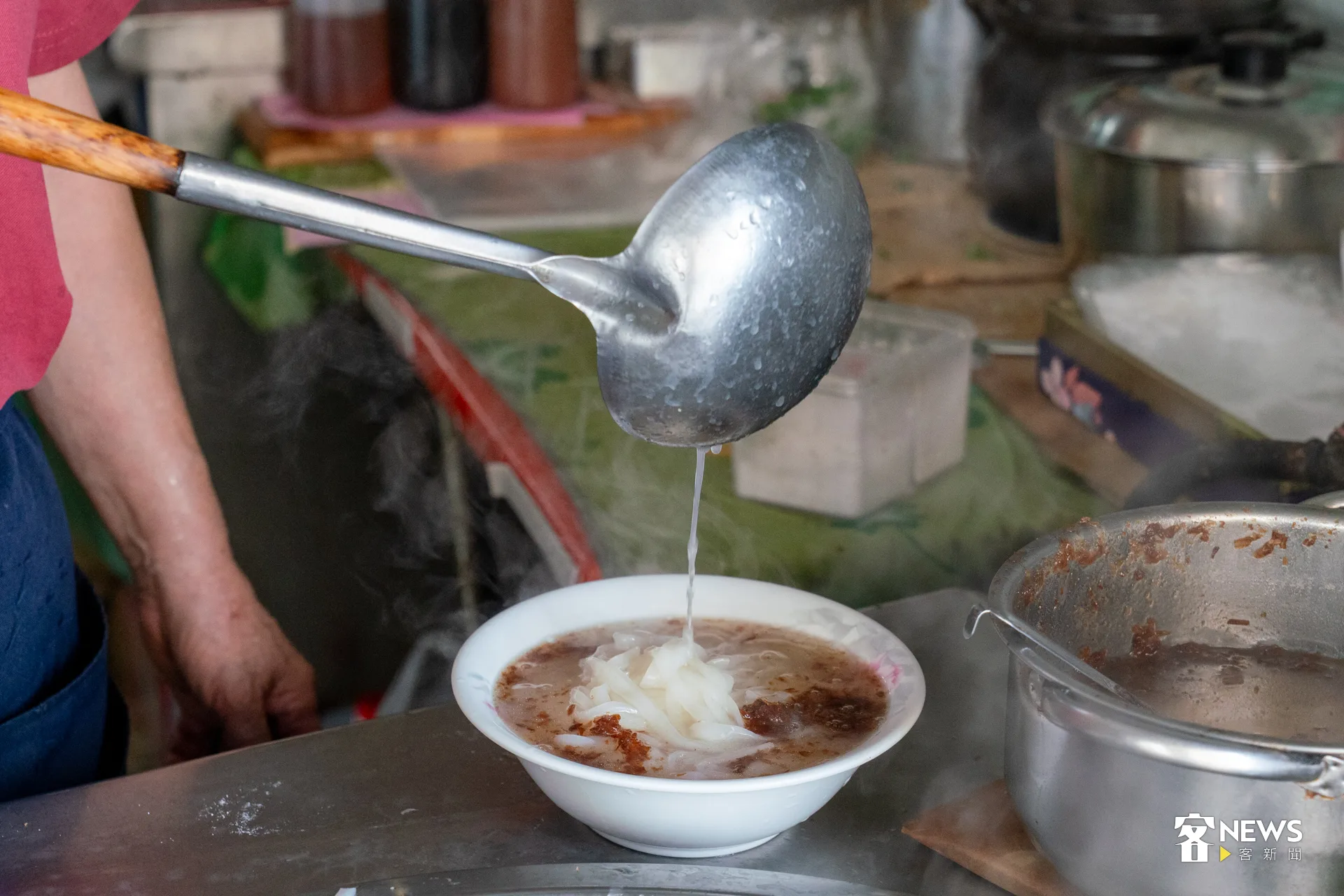 「東門粄條」湯粄條湯頭帶有蔬菜的清甜與香氣。洪藝晅攝