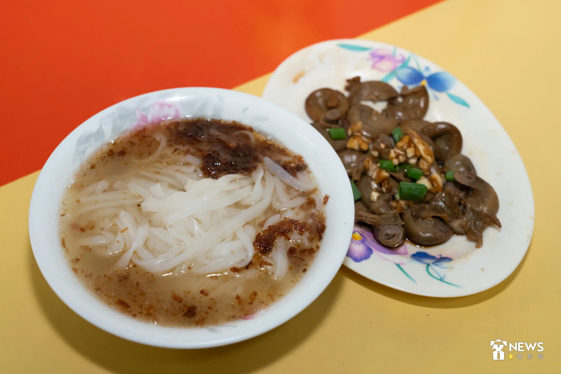 「東門粄條」湯粄條令人驚喜，湯頭帶有蔬菜的清甜與香氣，滷味也相當入味。洪藝晅攝