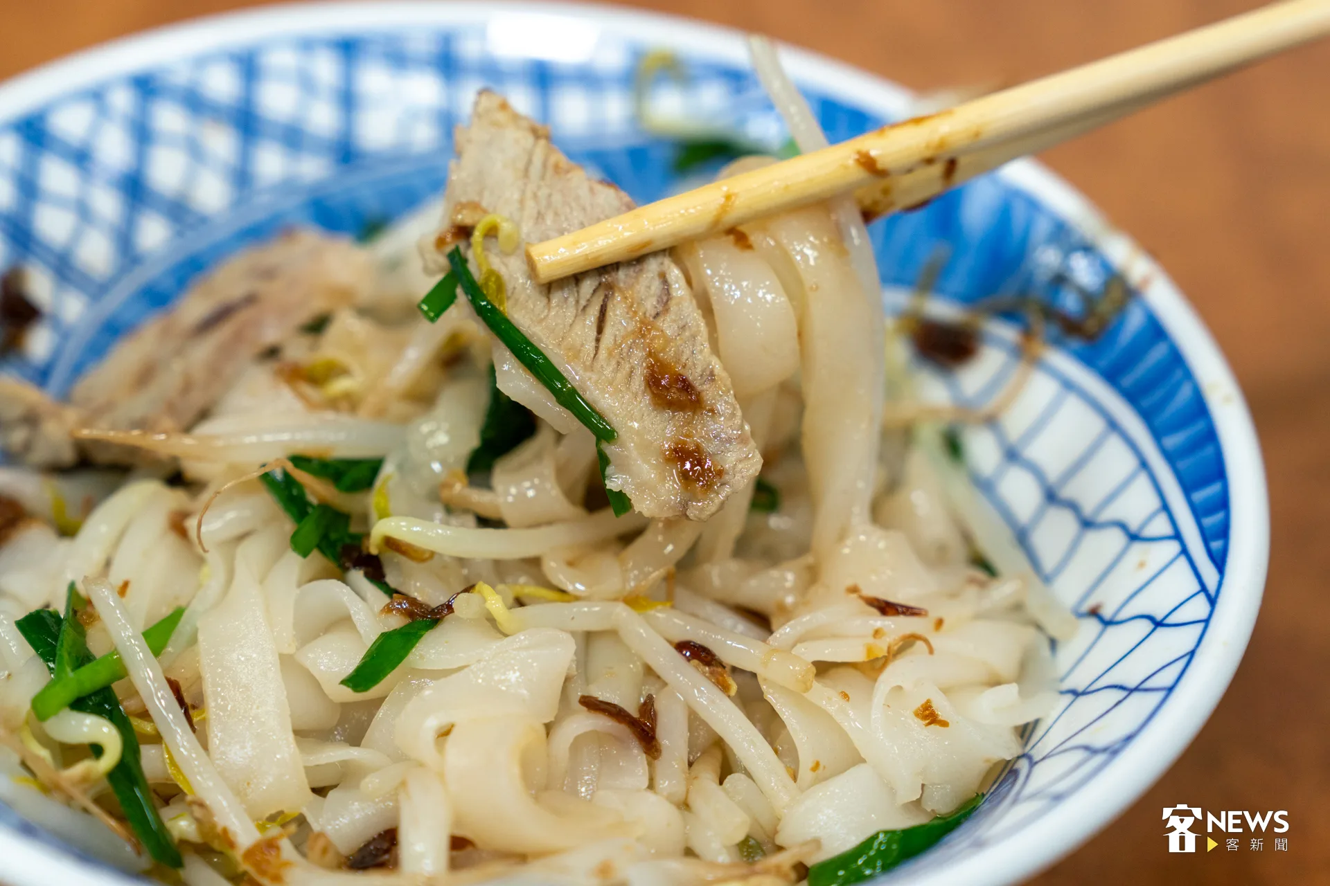 「家鄉味」的粄條質地粗捲，讓醬汁更容易附著，因此「乾粄條」最受歡迎。洪藝晅攝