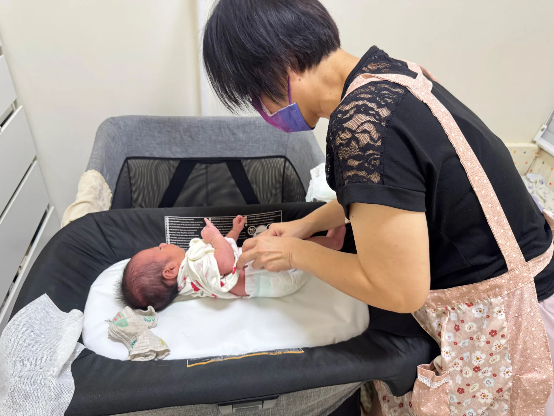 新竹市政府「到宅坐月子服務2.0」,今年1月1日起全面取消設籍限制,凡實際居住於新竹市的孕產婦都可申請。