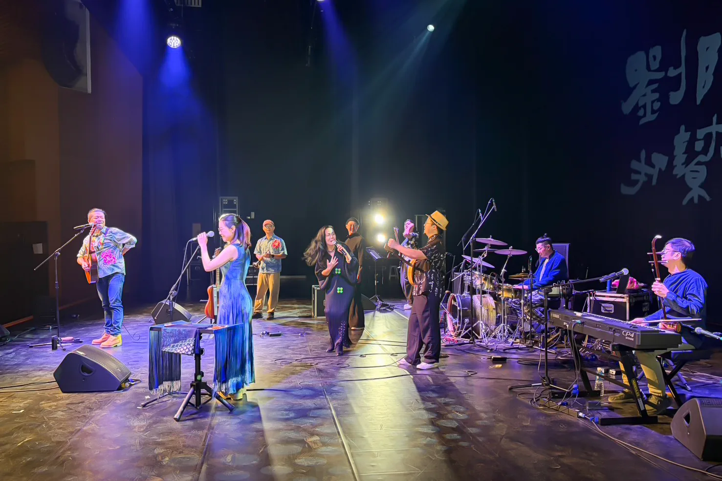 「劉阿昌與打幫你」日前與「浮可泰Folk Take」在屏東甫落成的恆春文化中心劇場館舉辦「民謠未來式」音樂會。劉阿昌與打幫你樂團提供