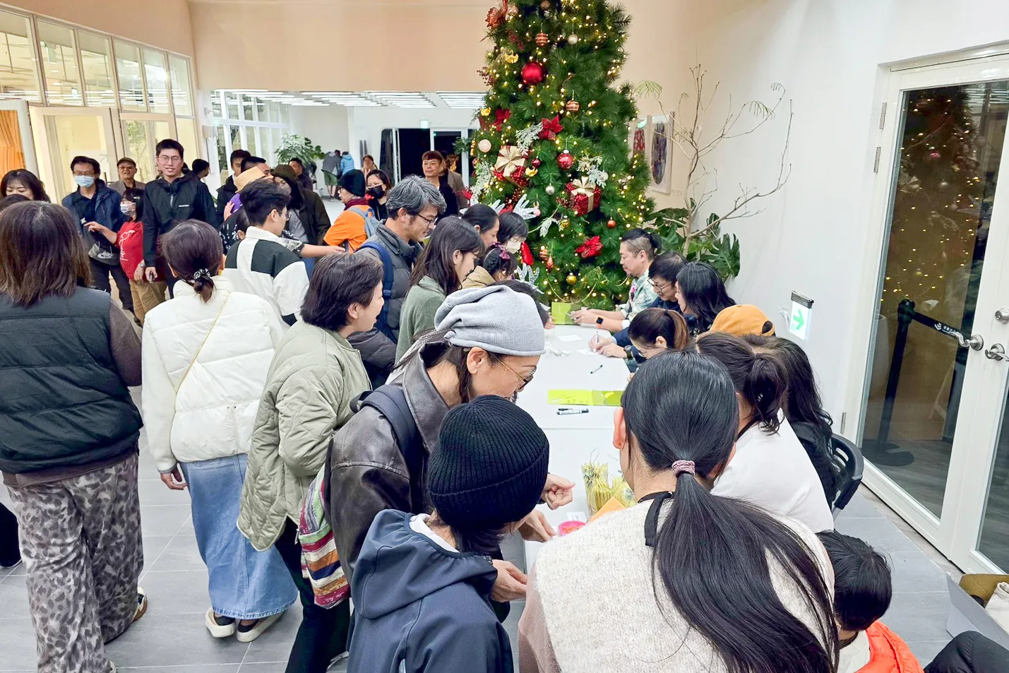 演出過後觀眾回響更是熱烈，紛紛排隊購買周邊，並且詢問演出曲目。劉榮昌與打幫你樂團提供