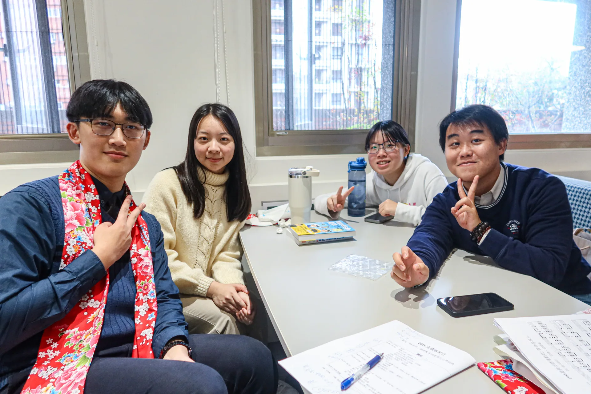 出席「全國客家日」活動的台大客家社成員,左起社長李冠霖、社員林映臻、張毓琳、劉延軒。何來美攝