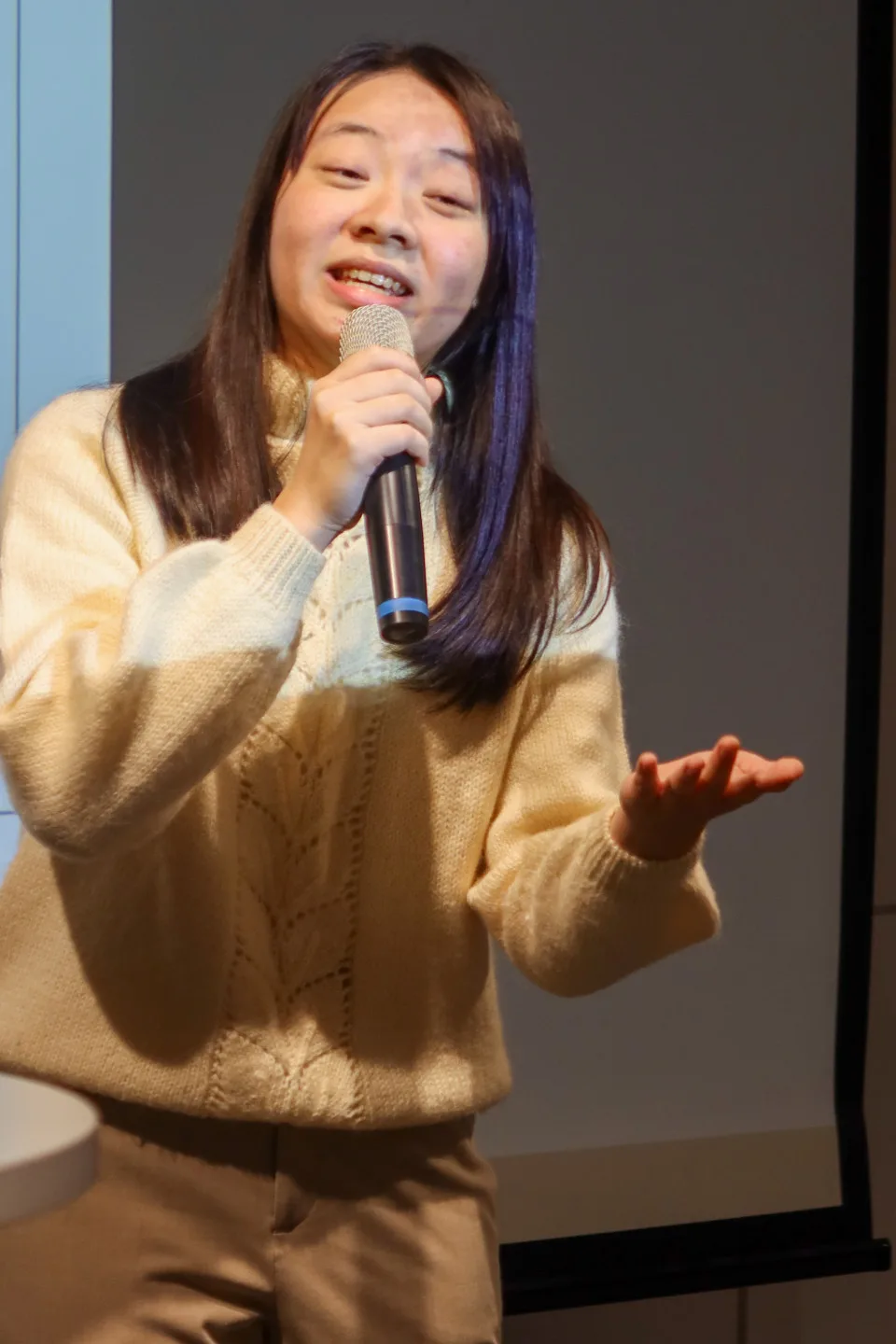 台大政治系二年級學生林映臻是台大客家社社員,在「全國客家日」演唱客家山歌,她曾獲竹東全國山歌比賽客家小調組第一名。何來美攝