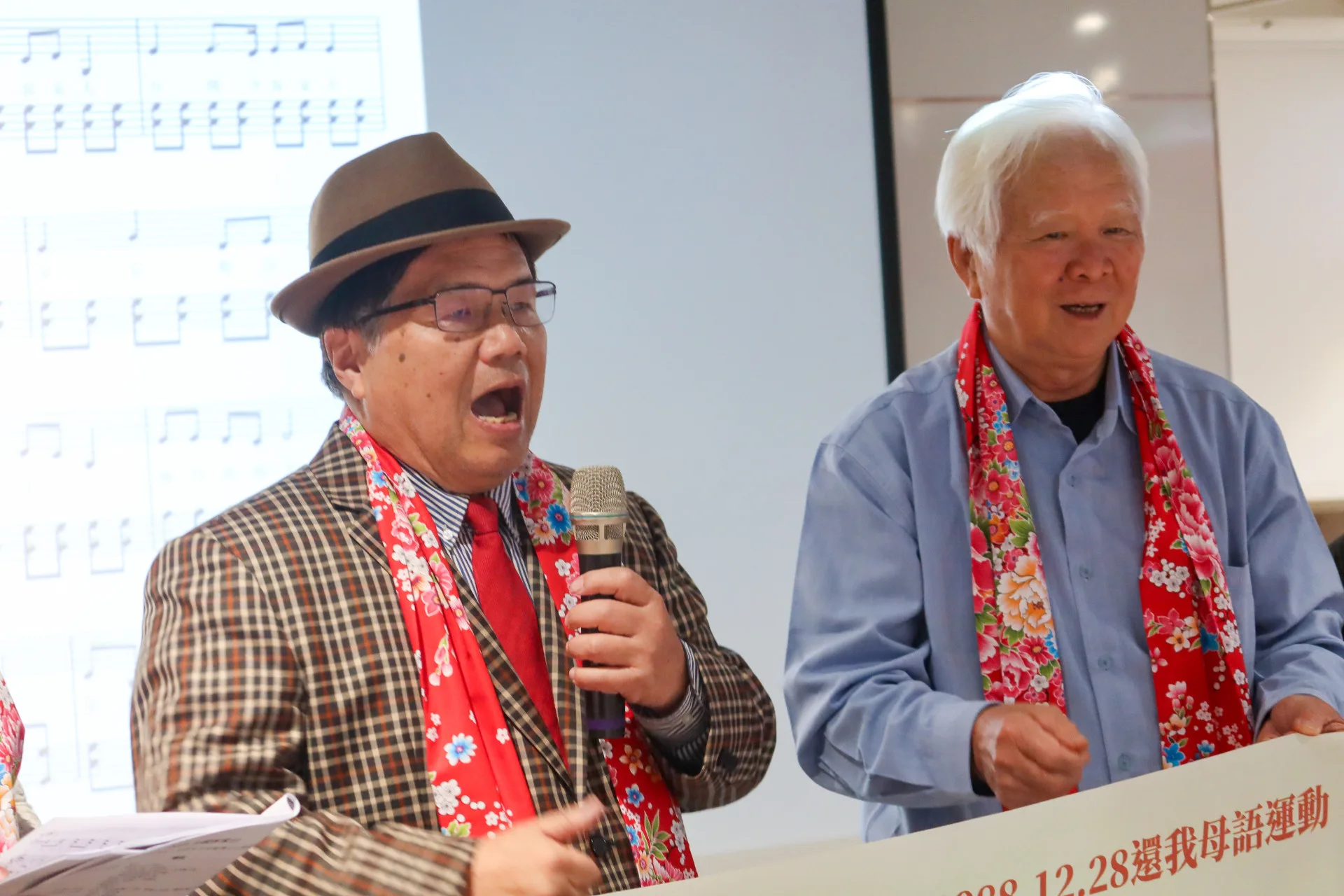 前台大教授邱榮舉(左)、前立委林豐喜分是1988年「還我母語運動」總領隊、副總指揮,兩人回顧當年活動歷史。林豐喜並強調早期農民運動的領導人也大都是客家人,對台灣農民權益的爭取貢獻很大。何來美攝