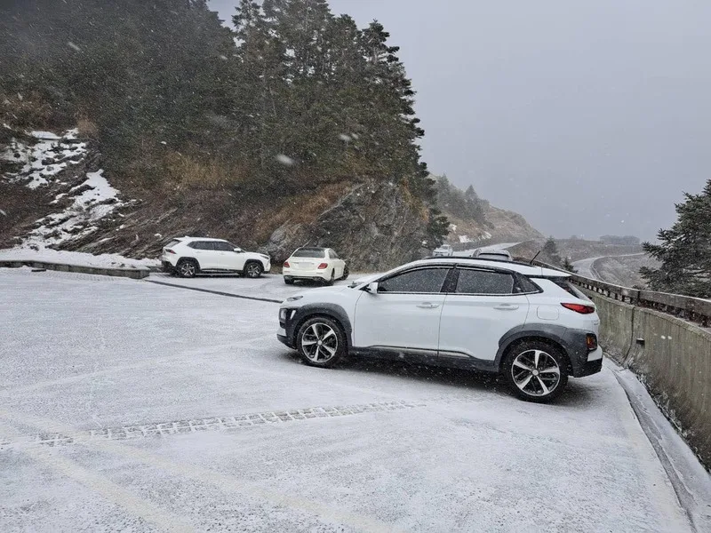 受強烈大陸冷氣團影響，合歡山松雪樓8日上午下冰霰，松雪樓周邊成雪白世界。松雪樓提供