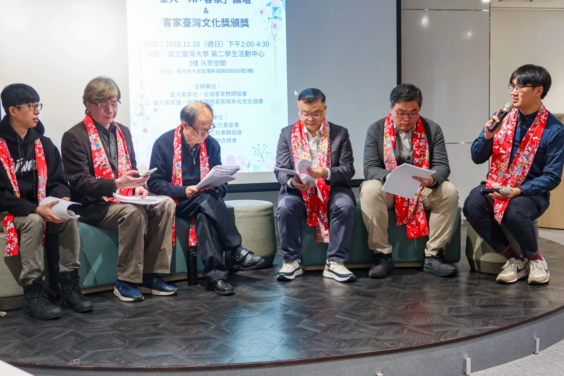 台大客家社社長李冠霖(右一)主持「台大『AI+客家』論壇」。何來美攝
