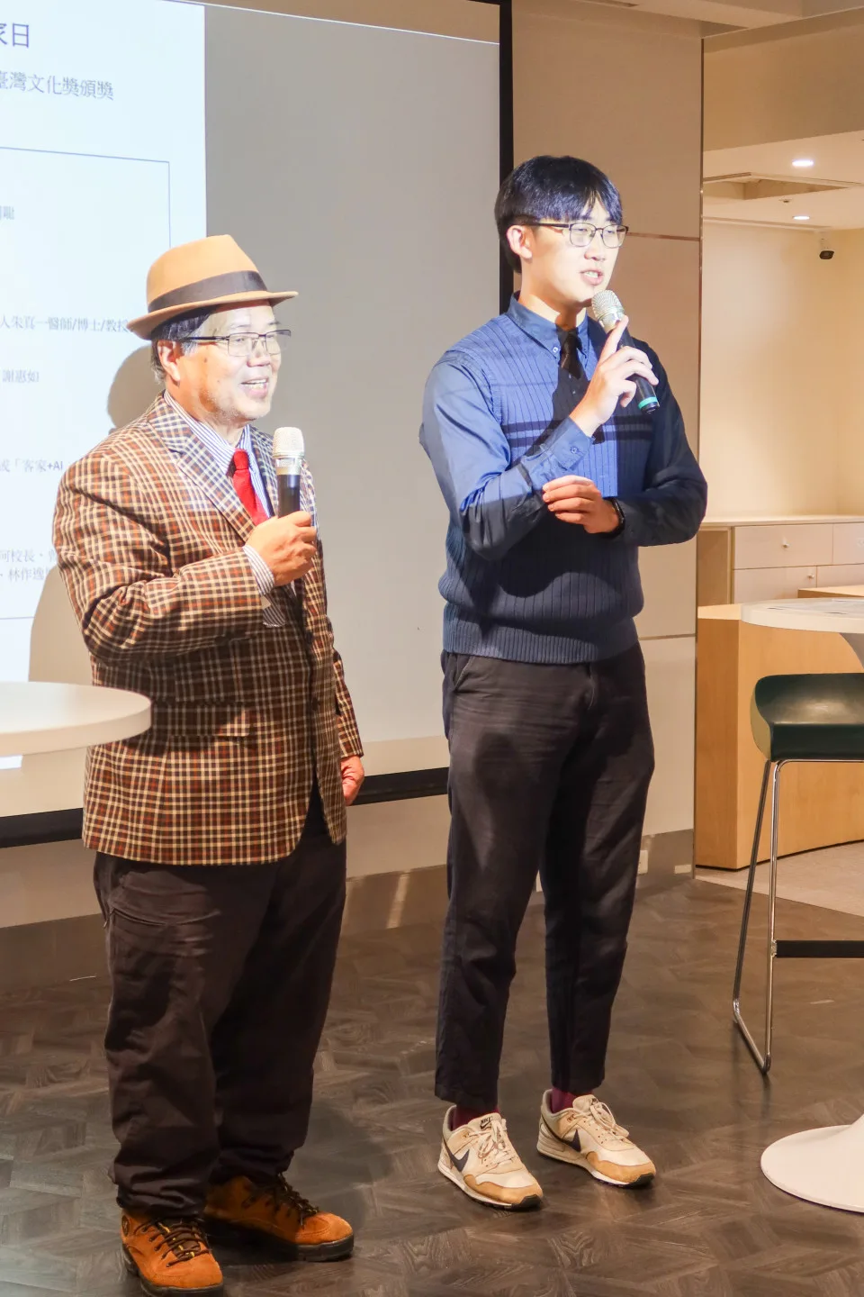 1988年「還我母語運動」總領隊邱榮舉(左)與台大客家社社長李冠霖,去年底共同主持「全國客家日」活動,頗有薪火相傳意味。何來美攝