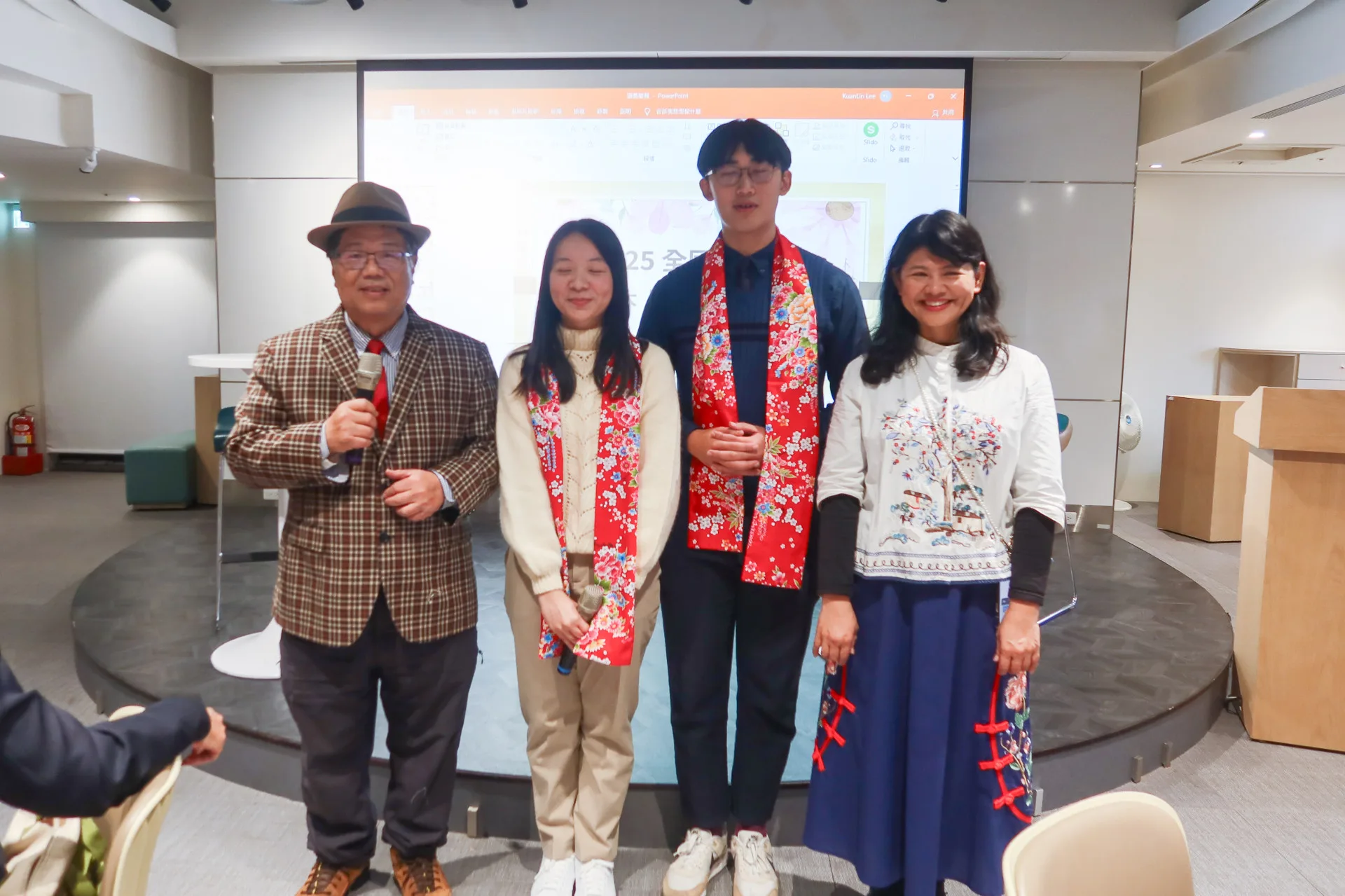 邱榮舉(左一)、成大文學博士黃玉晴(右一)與台大客家社社長李冠霖(右二)、社員林映臻(左二)共同帶動「全國客家日」活動,老中青三代傳承客家活動。何來美攝