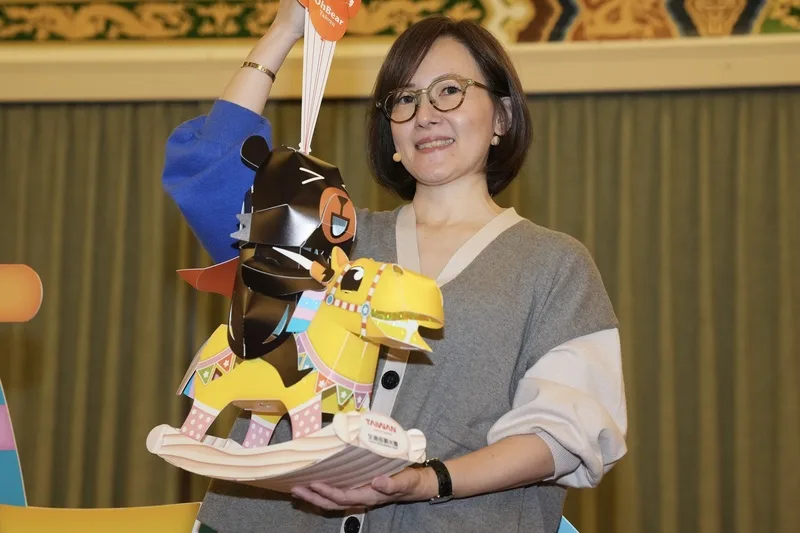 交通部觀光署9日在台北圓山大飯店舉行2026台灣燈會主燈暨小提燈造型發表記者會，設計師林佳葦拿著「喔熊馬抵嘉」小提燈。中央社