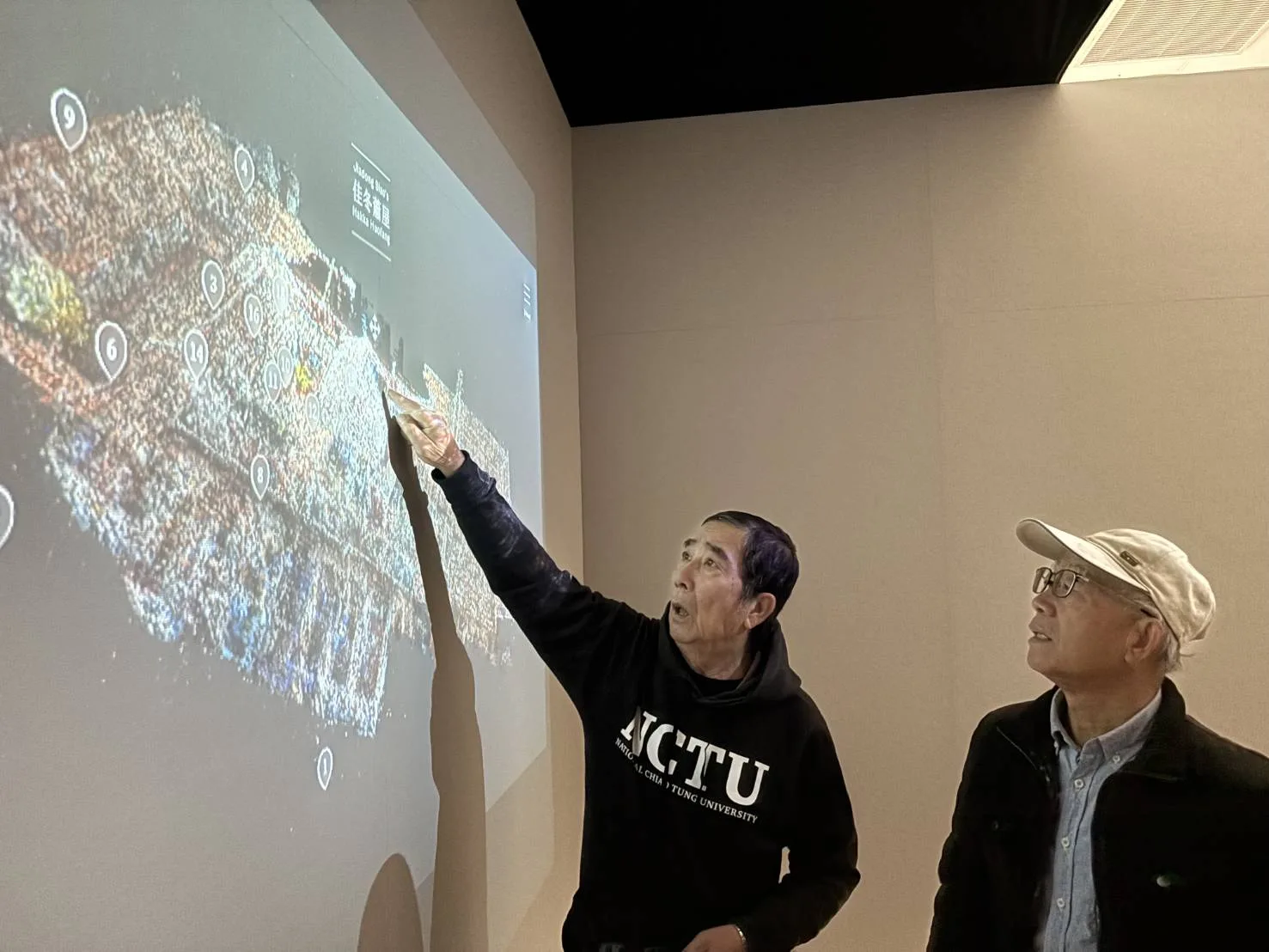 點雲科技重現六堆風華，佳冬蕭家(左起蕭壽宗先生、蕭芳樹總幹事)觀賞展覽。客發中心提供