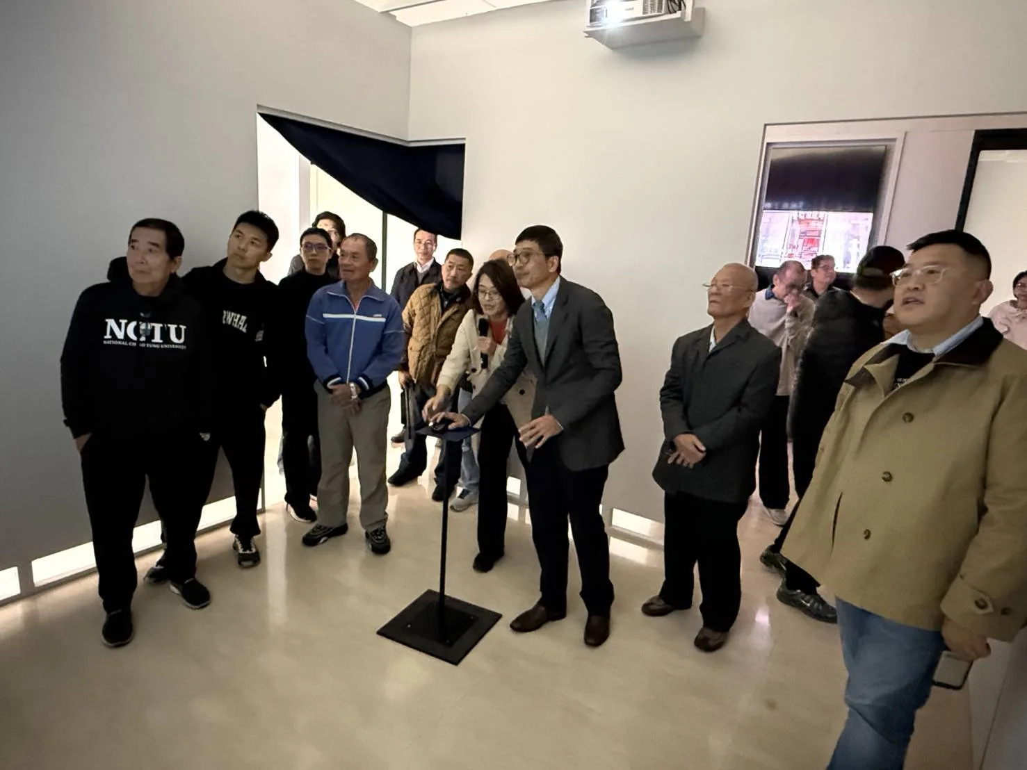 點雲科技重現六堆風華，客委會客發中心主任何金樑（圖中）體驗展場互動。客發中心提供