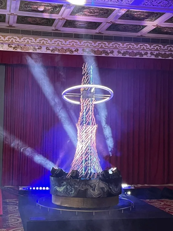 交通部觀光署9日公布2026台灣燈會主燈「光沐－世界的阿里山」與小提燈「喔熊馬抵嘉」，主燈以神木靈感，主燈上半部以圓形環圈設計，象徵山巒間冉冉升起的太陽。中央社