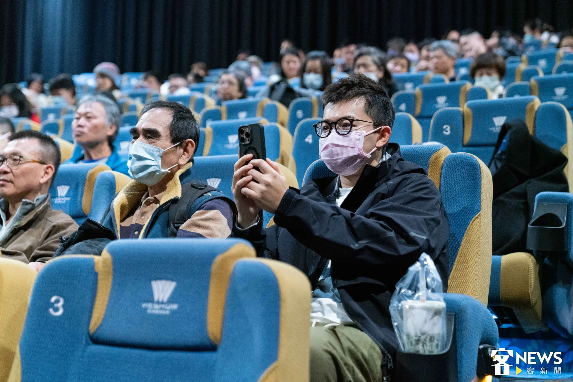 許多貴賓道場觀影。朱愷元攝