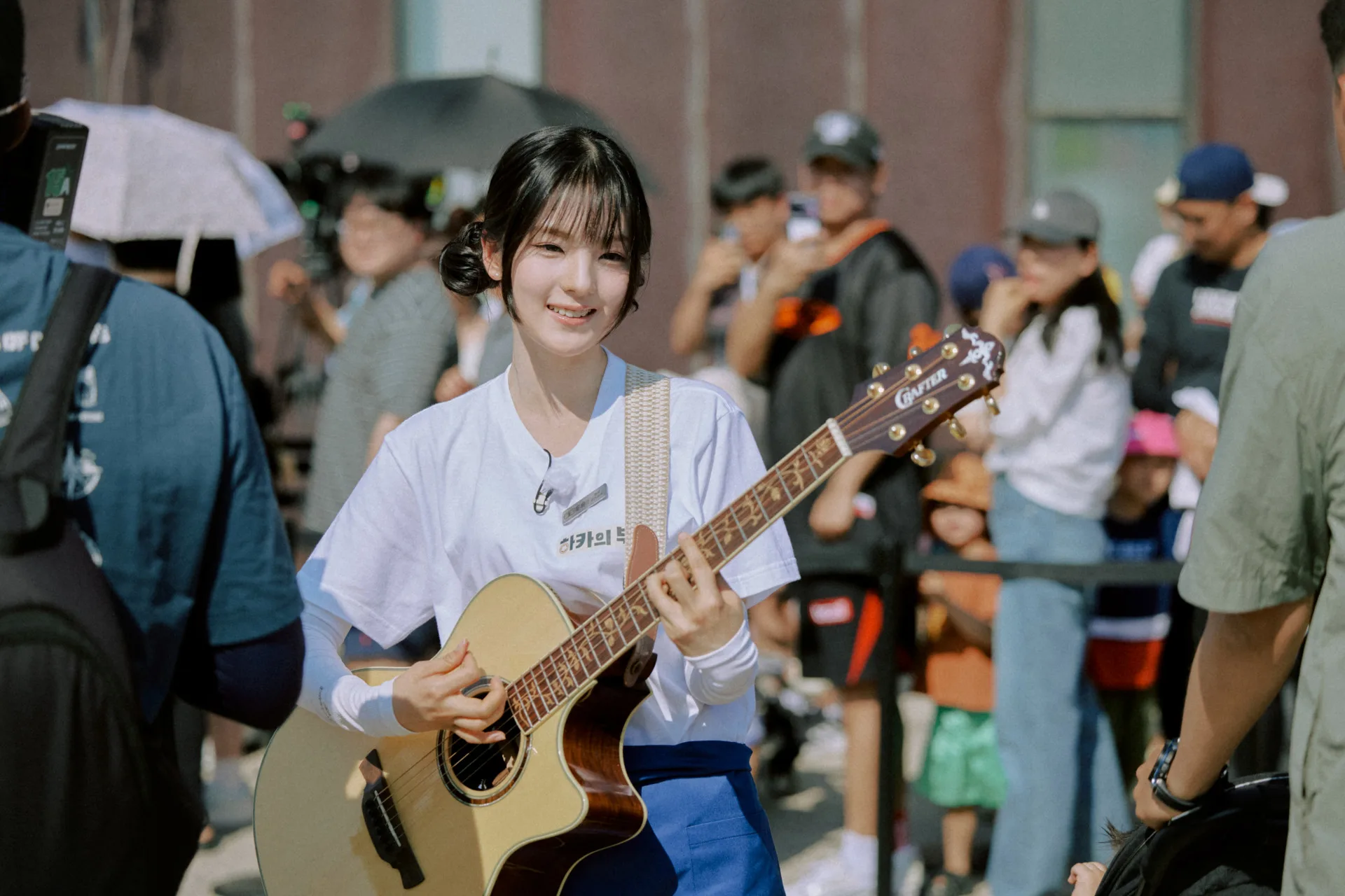 珪斌現場演唱招攬客人。客家電視台提供