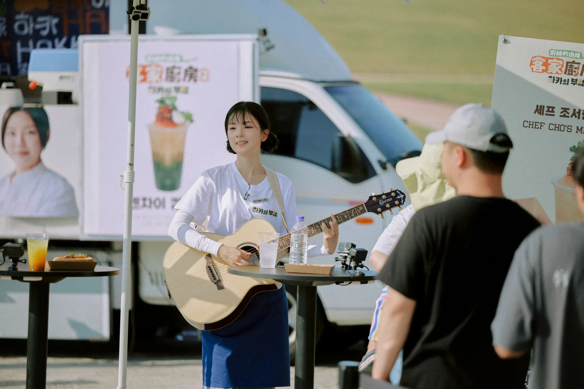 珪斌用歌聲慰勞排隊客人。客家電視台提供