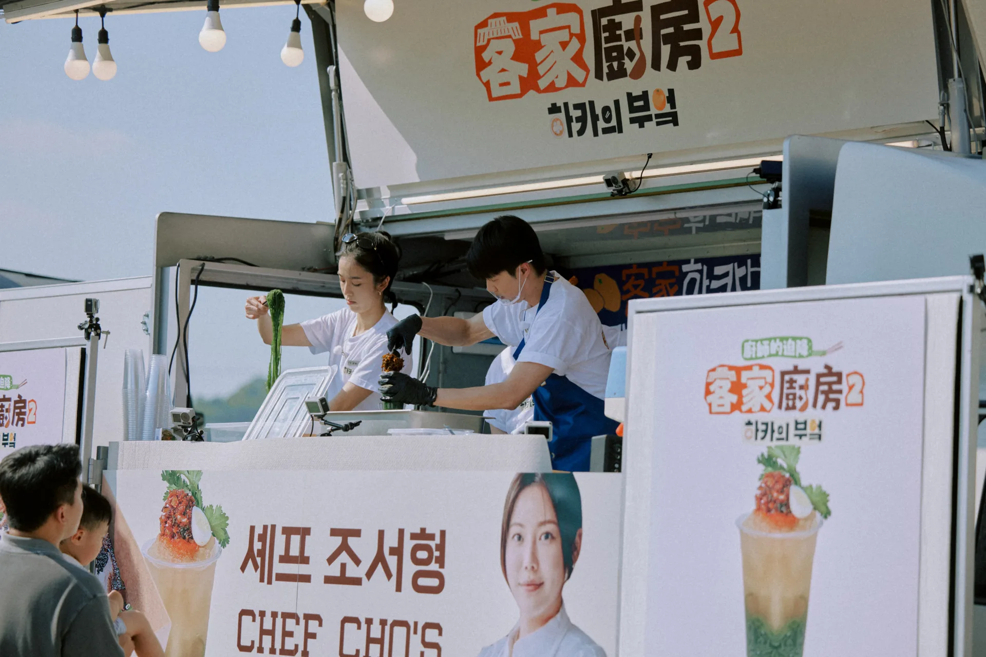 江宏傑與陳庭妮忙著出餐。客家電視台提供