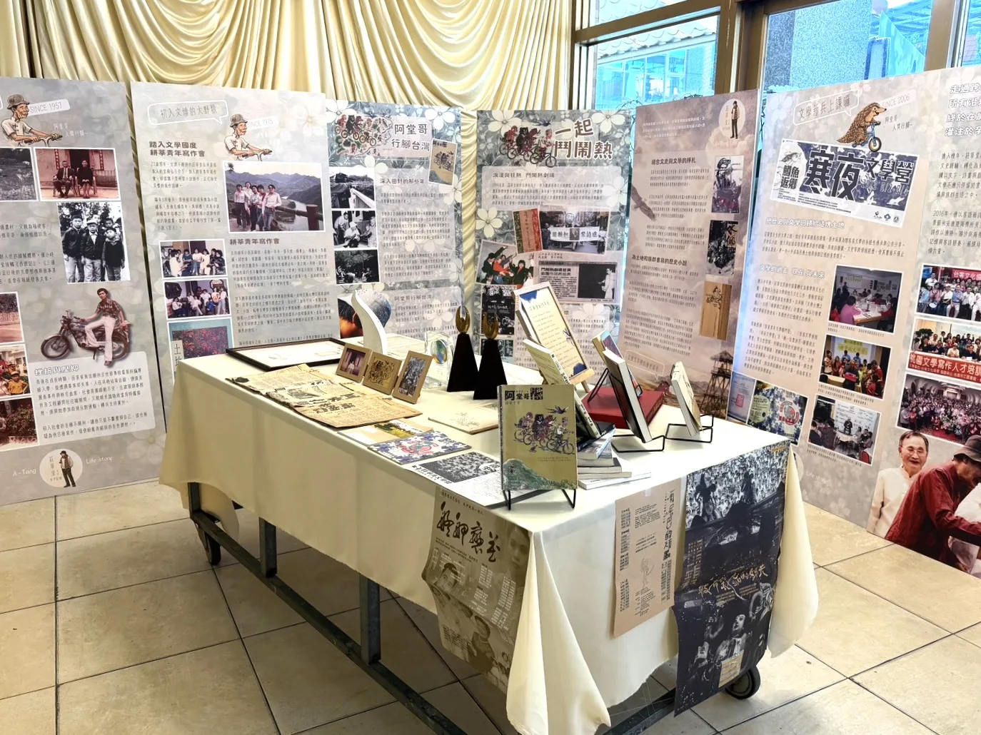 追思會現場布置莊華堂先生畢生微型展。客家委員會提供