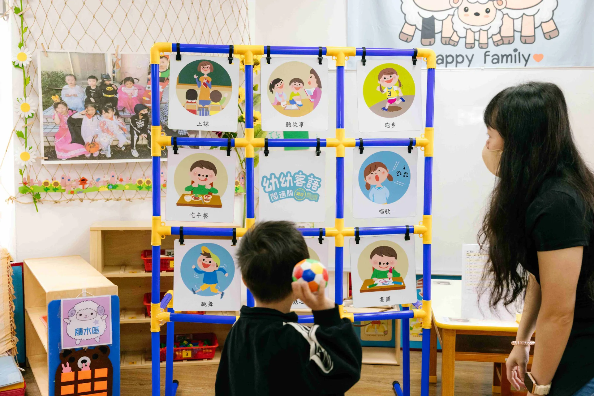 客委會推出完整的客語教育政策，例如幼稚園學生也有「幼幼客語闖通關」活動。客家委員會提供