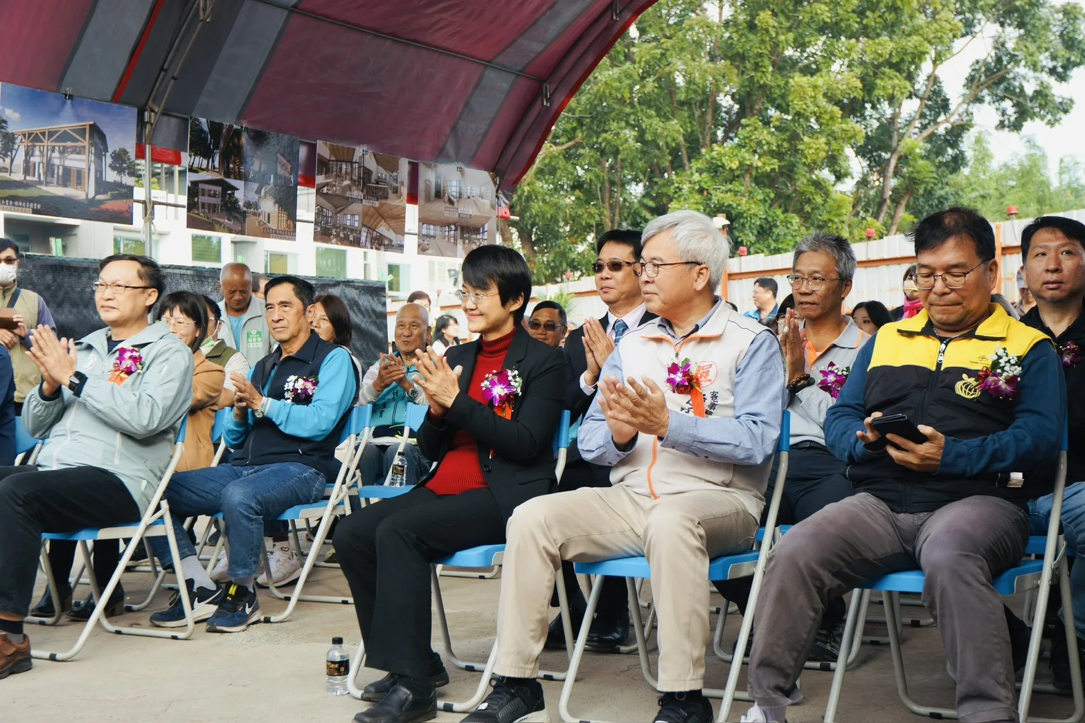 客委會主委古秀妃與立法委員徐富癸、蘇清泉、屏東縣政府客家事務處處長李明宗、新埤鄉長曾明輝參加動土典禮。客家委員會提供