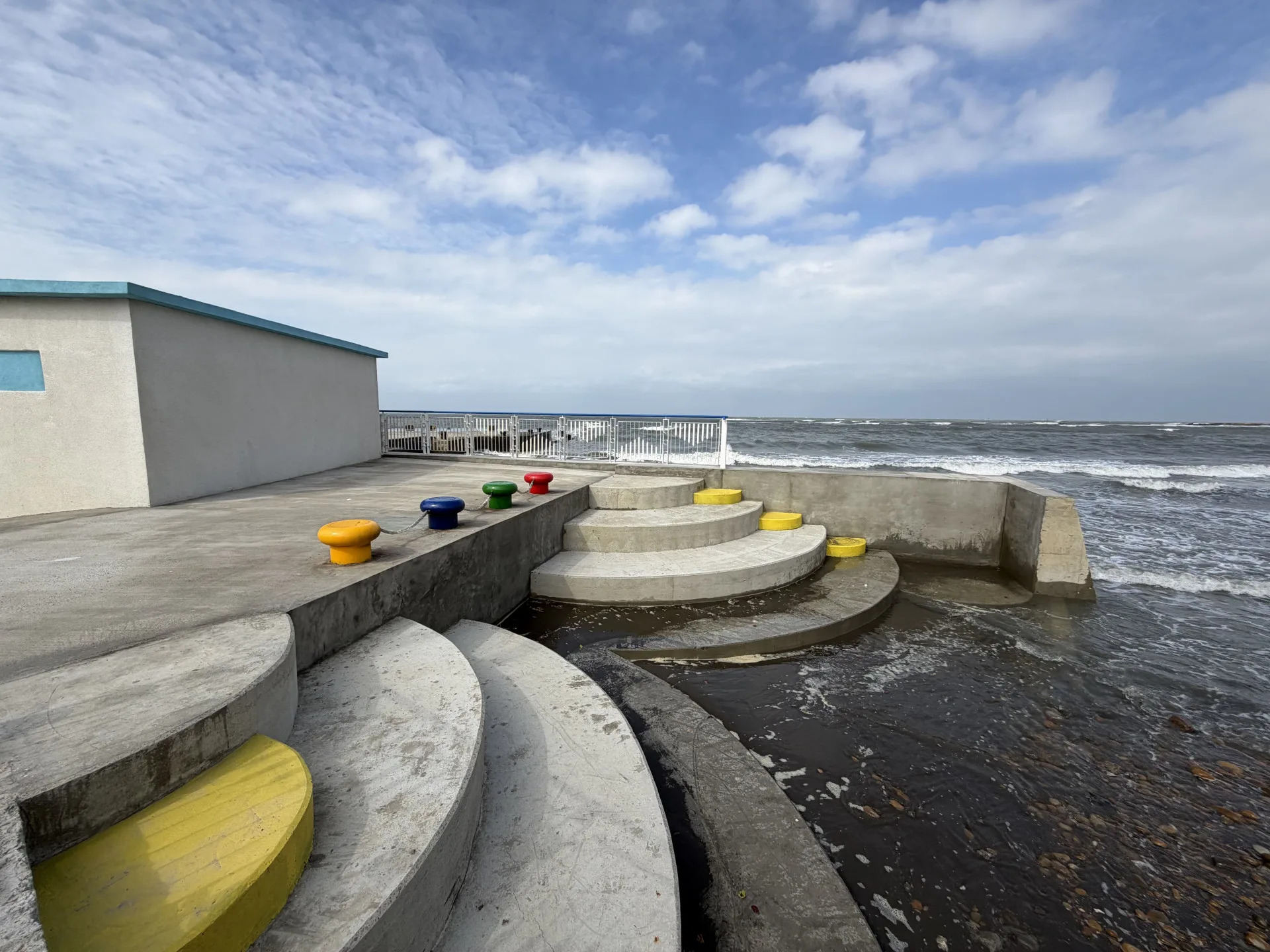 鳳坑沙灣增建的紅豆餅親水階梯。