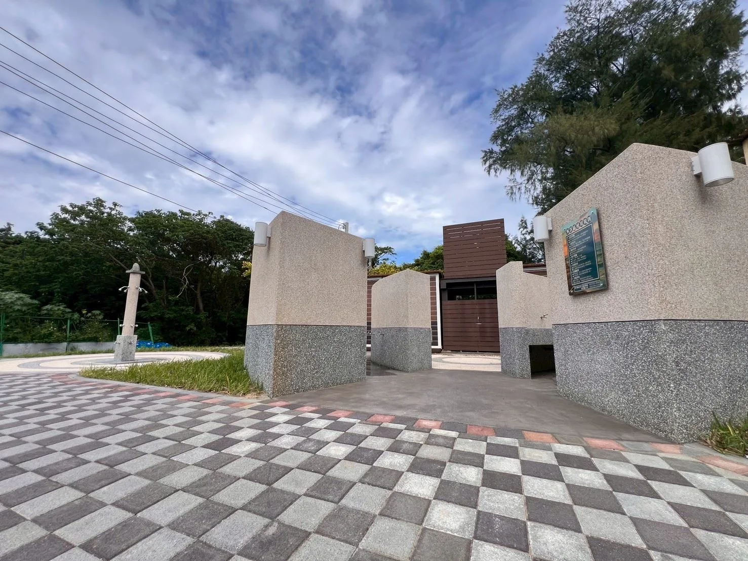 鳳坑沙灣二期工程增設的淋浴區與廁所。