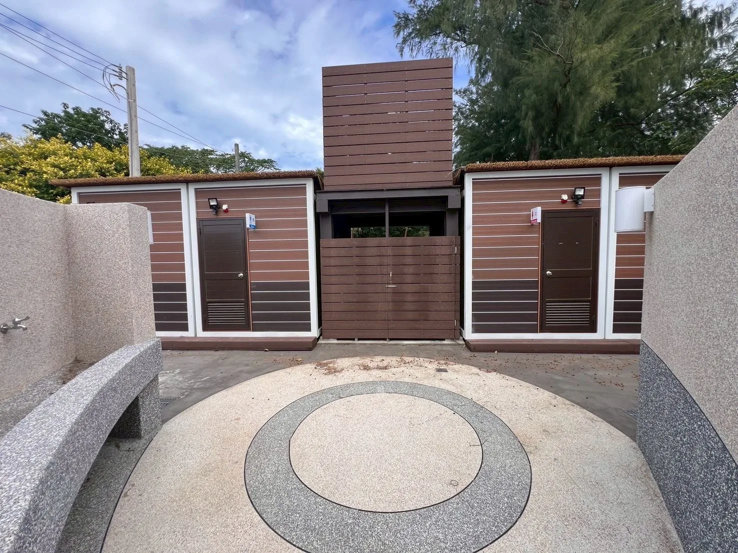 鳳坑沙灣二期工程增設的淋浴區與廁所。