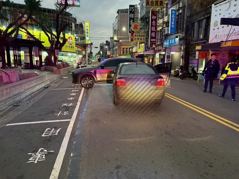 苗栗縣頭份市12日清晨發生槍擊案，疑2派人馬酒後嫌隙尋仇，其中1方下車朝對方車輛開槍，造成2人受傷，都無生命危險，全案報請檢方偵辦中。警方提供